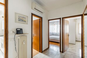 2 bedrooms, desk, iron/ironing board, internet