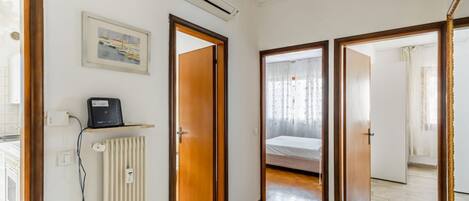 2 habitaciones, escritorio, tabla de planchar con plancha y internet