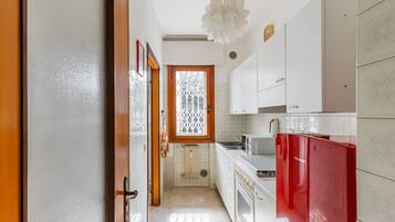 Frigorifero, microonde, forno, piano cottura