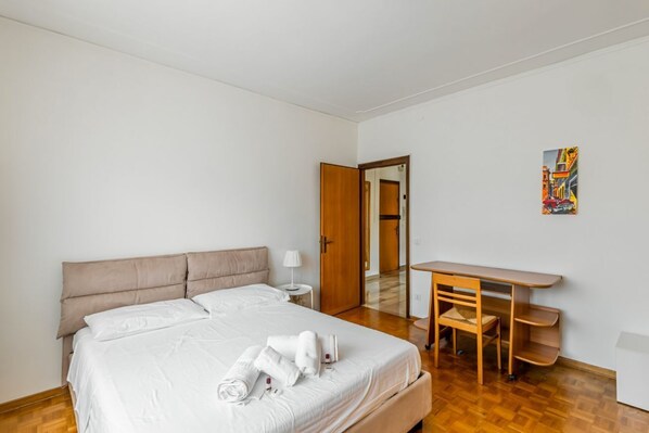 2 bedrooms, desk, iron/ironing board, Internet