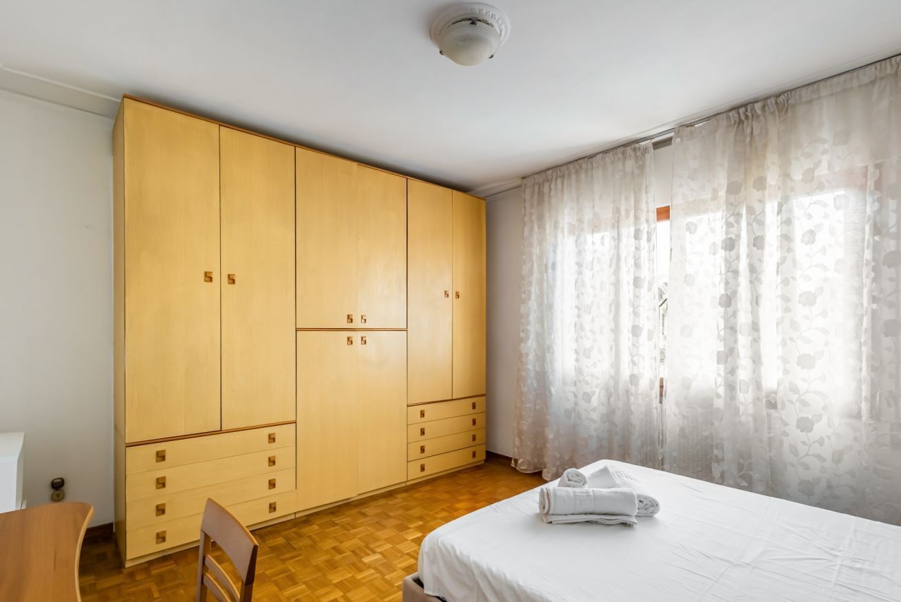 2 habitaciones, escritorio, tabla de planchar con plancha y internet 