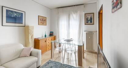 GuestHost - Bright apartment of 64 sqm located on the first floor of a building with lift (one step to access), can accommodate up to 4 people.The accommodation is located in a great location: in a few minutes walk you can reach Mestre center and with 15