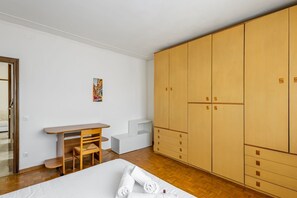 2 Schlafzimmer, Schreibtisch, Bügeleisen/Bügelbrett, Internetzugang