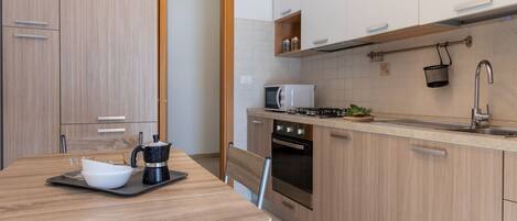 Kühlschrank, Ofen, Herdplatte, Geschirrspüler