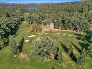 Ilmakuva golfkentästä, jossa on klubitalo, hiekkabunkkereita ja sitä ympäröivä metsäalue.