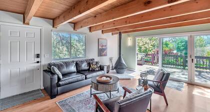 Lakeside Retreat: Newly Renovated Home with lake views and Hot tub
