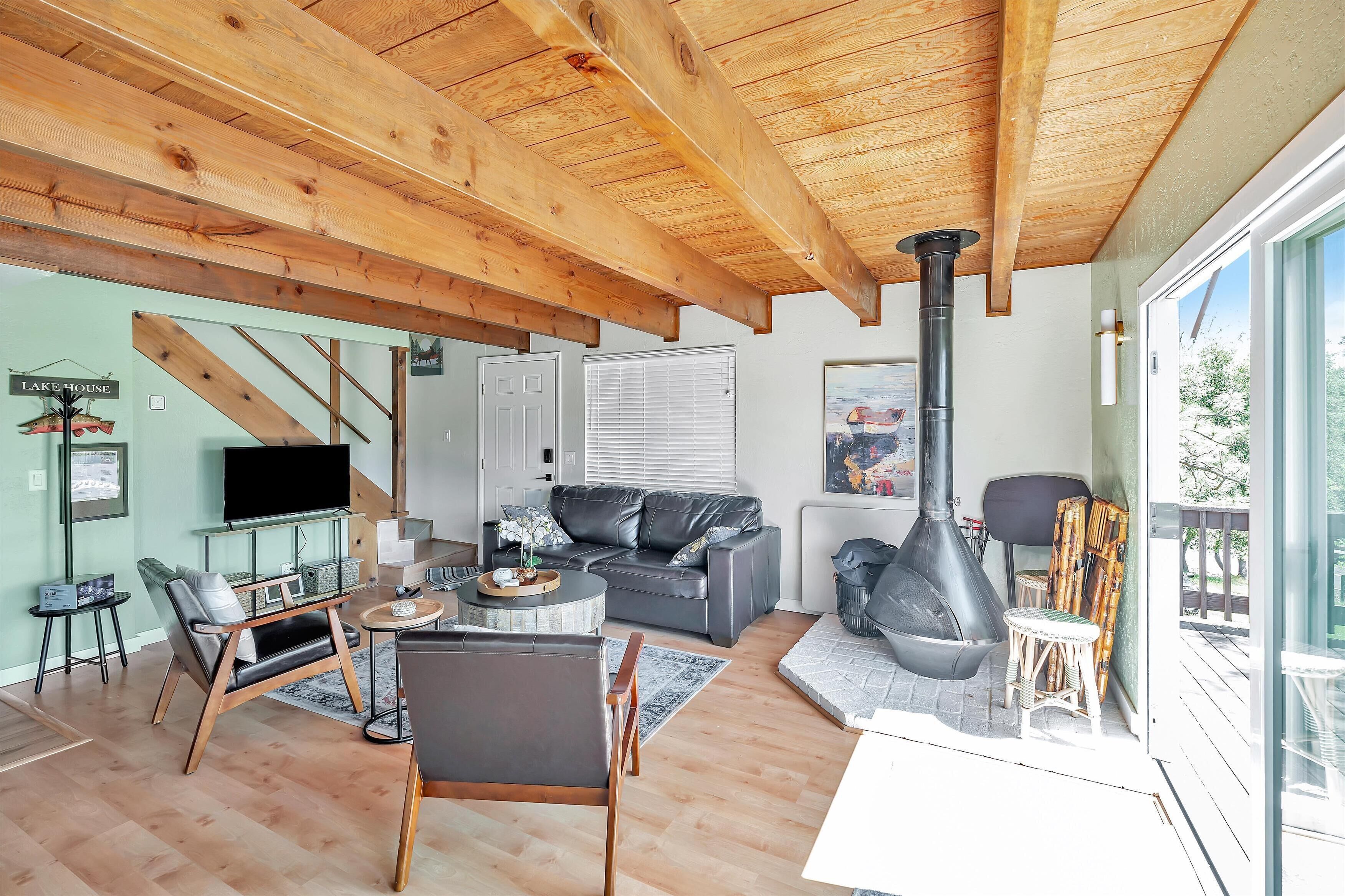 Lakeside Retreat: Newly Renovated Home With Lake Views And Hot Tub - Pine Mountain Lake, CA