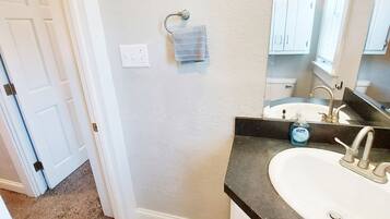 Suihku, hiustenkuivaaja, pyyhkeet, vessapaperi