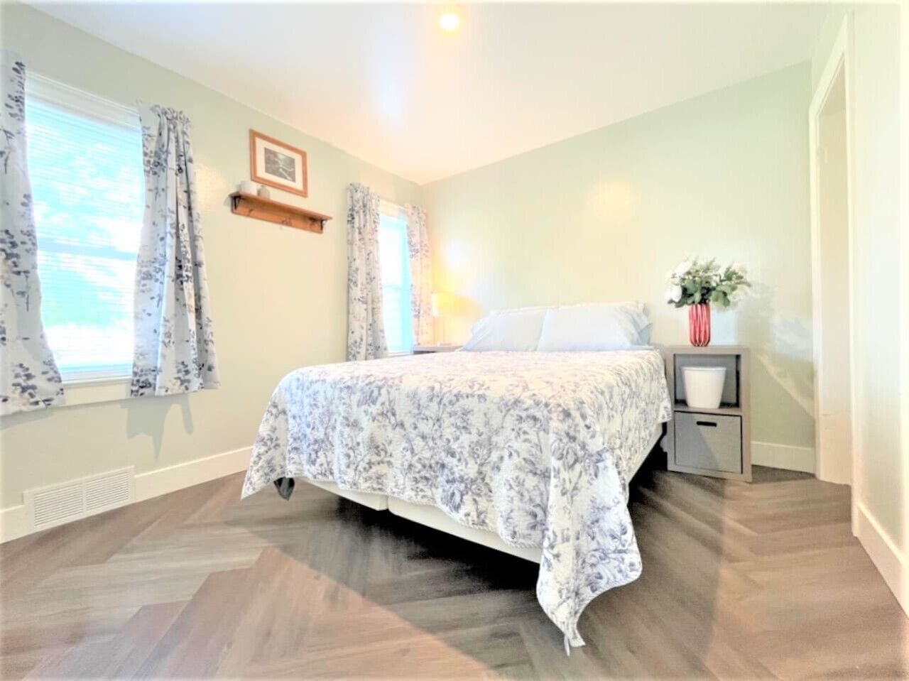 2 bedrooms, desk, iron/ironing board, travel crib