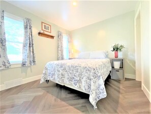 2 sovrum, skrivbord, strykjärn/strykbräda och resesäng