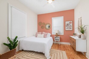 3 Schlafzimmer, Schreibtisch, Bügeleisen/Bügelbrett, Reisekinderbett