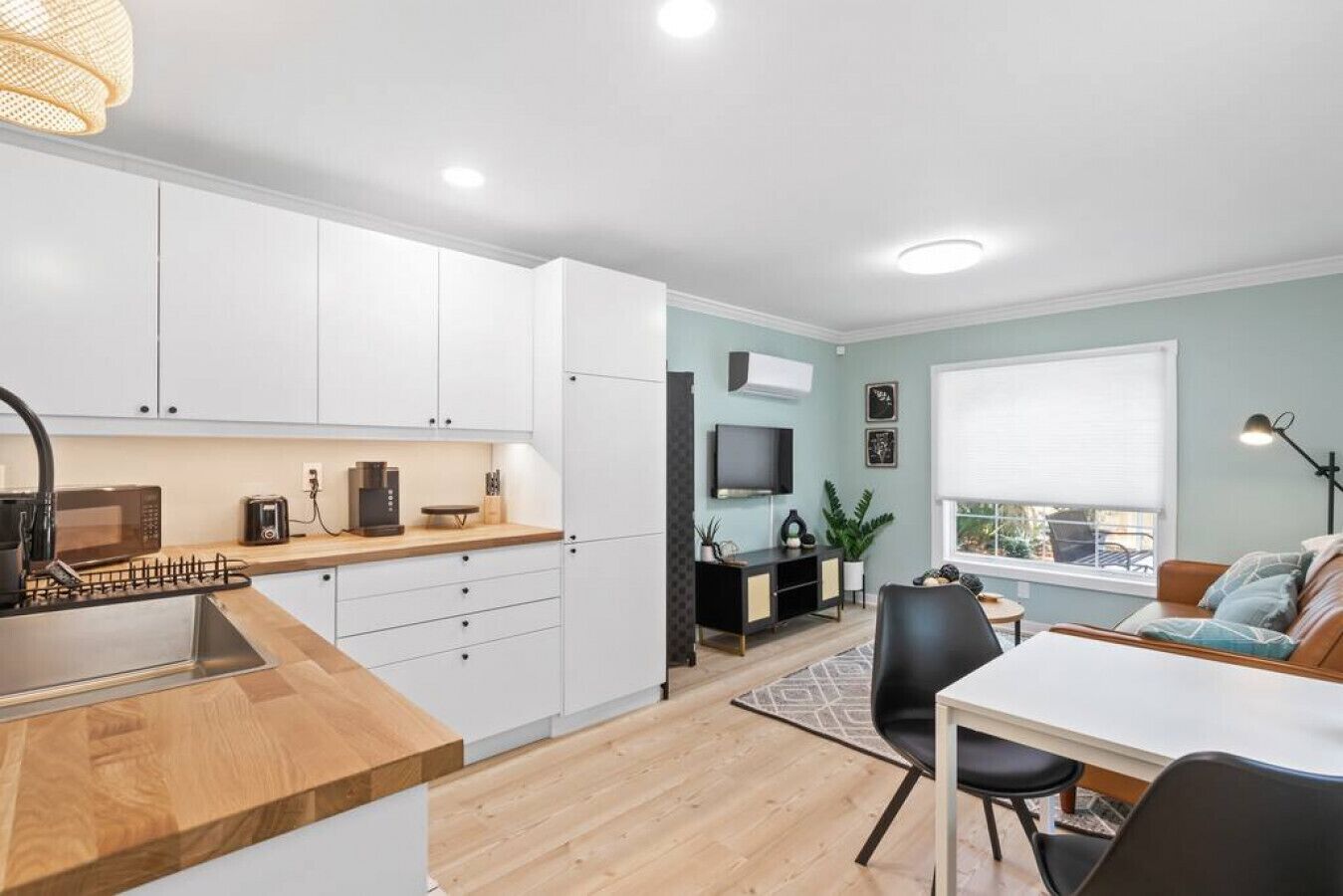 Refrigerador, microondas, cafetera y tetera y tostadora 