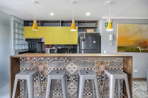 Apartamento, 2 quartos (104) | Cozinha privada | Geladeira, micro-ondas, fogão, cafeteira/chaleira