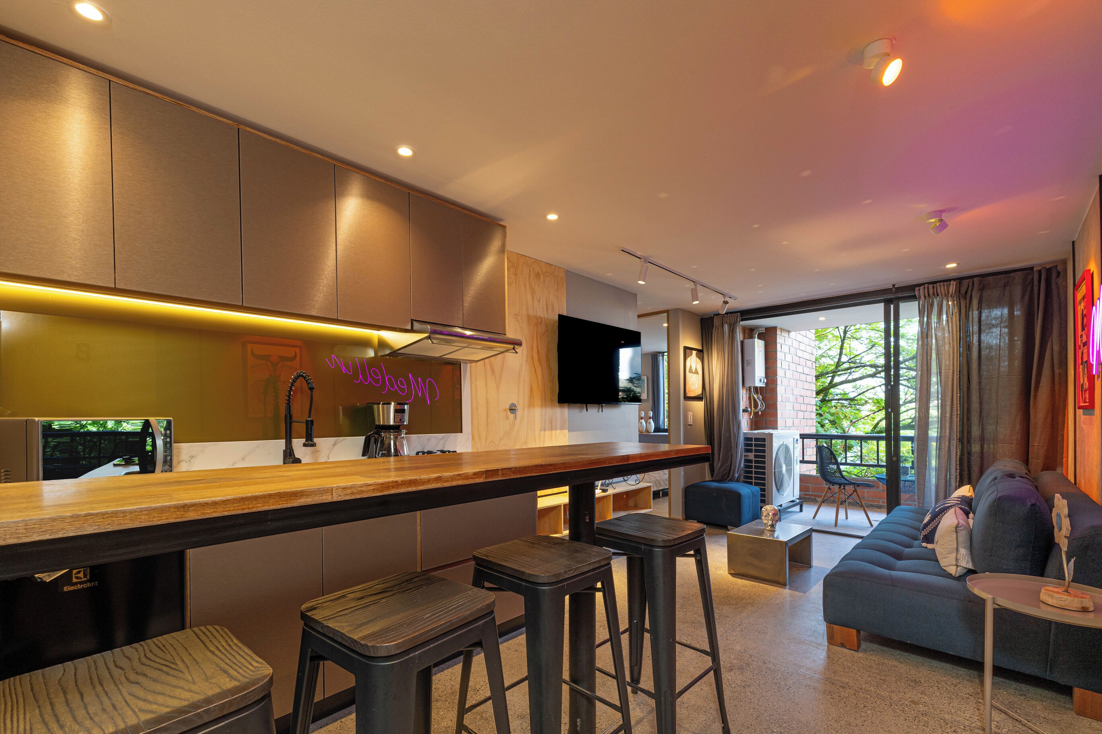 Departamento Deluxe | Cocina privada | Refrigerador, microondas, horno y cafetera y tetera 