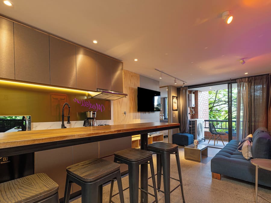 Apartamento luxo | Cozinha privada | Geladeira, micro-ondas, fogão, cafeteira/chaleira