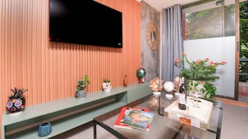 Apartamento luxo, 2 quartos (301 B) | Área de estar | TV LED 50 polegadas com canais digitais