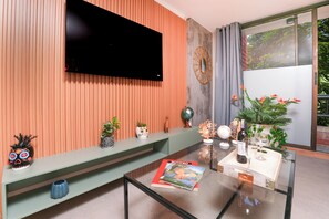 Deluxe Apartment, 2 Bedrooms (301 B) | Ruang tamu | 50 inci televisyen LED dengan digital 