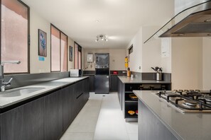 Appartement (201) | Cuisine privée | Réfrigérateur, micro-ondes, four, cafetière/bouilloire