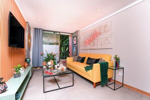 Apartamento luxo, 2 quartos (301 B) | Área de estar | TV LED 50 polegadas com canais digitais