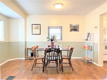 Dining. High - Family Neighborhood, Pet Friendly