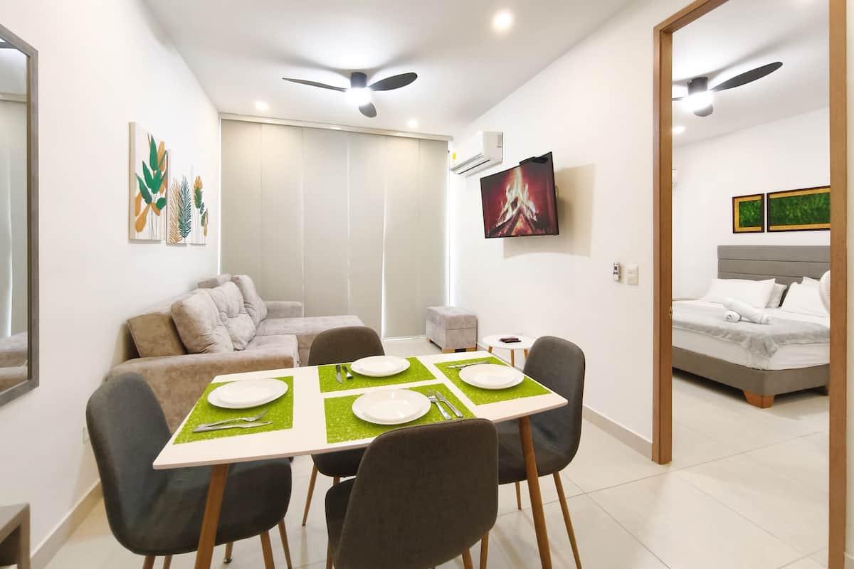 Apartamento romântico | Área de estar | TV LED 50 polegadas com canais a cabo, pisos aquecidos