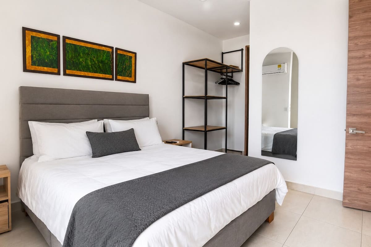 Apartamento romântico | Roupas de cama premium, quartos à prova de som, Wi-Fi de cortesia