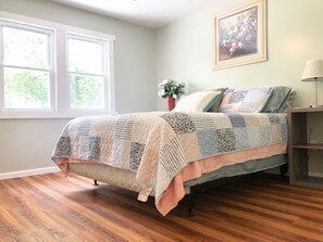 3 habitaciones, escritorio y tabla de planchar con plancha 