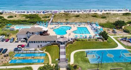 Oceanside in Corolla Light w/ Pool, Walk to Beach