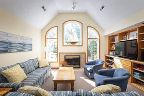 TV, DVD-spiller, bøker og kontorer