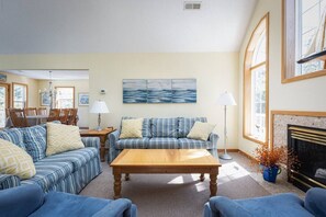 TV, DVD-spiller, bøker og kontorer