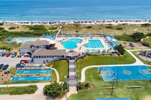 Oceanside in Corolla Light w/ Pool, Walk to Beach