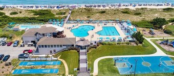 Oceanside in Corolla Light w/ Pool, Walk to Beach