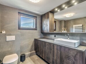 Suihku, ilmaiset hygieniatuotteet, hiustenkuivaaja, pyyhkeet