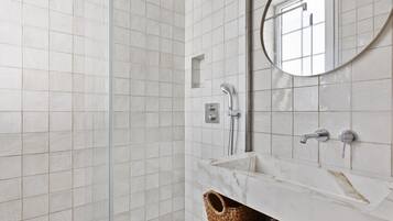 Een douche, een haardroger, handdoeken