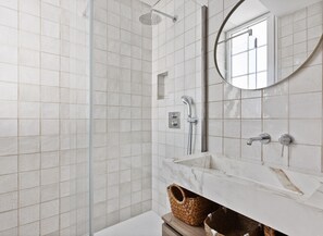 Douche, sèche-cheveux, serviettes fournies