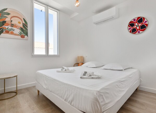 3 bedrooms, iron/ironing board, WiFi, bed sheets