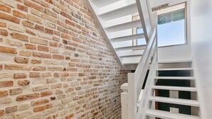 A staircase with white railings leading to a skylight. - Maison Roccia - Welkeys (Anglet)