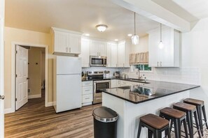 冷蔵庫、電子レンジ、オーブン、コンロ