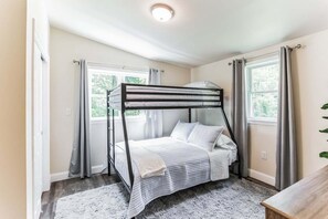 3 bedrooms, WiFi, bed sheets - Near Lanc Attractions + Toy Room (Honey Brook)