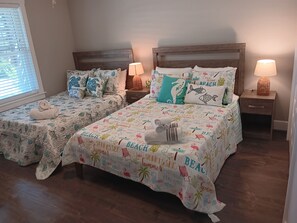 1 bedroom, desk, WiFi, bed sheets - Budget Modern 1 BRM/1 bath (Avon)