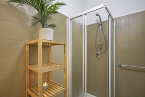 Doccia, asciugacapelli, bidet, asciugamani