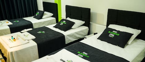 Chambre Triple | Literie hypoallergénique, matelas Select Comfort