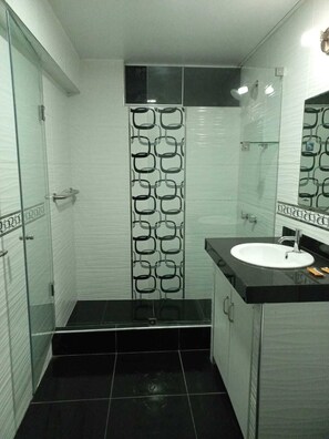 Deluxe Room | Bathroom | Shower, towels - Hotel Arabian (Lima)