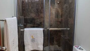 Deluxe Room | Bathroom | Shower, towels