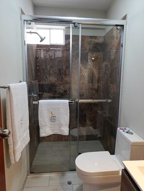 Deluxe Room | Bathroom | Shower, towels - Hotel Arabian (Lima)
