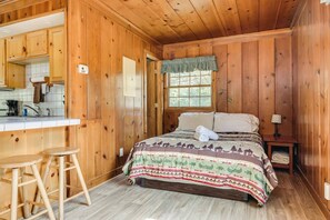 WiFi, bed sheets - Wannigan Point Cabin #1 (Taylors Falls)