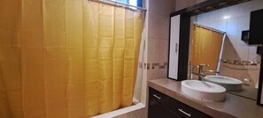 Deluxe Double Room | Bathroom | Shower, towels, soap, shampoo - Kartagus Futura (San Salvador)