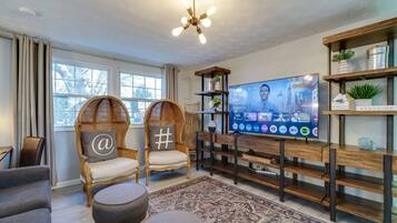 Smart-TV, Tischfußball, Bücher