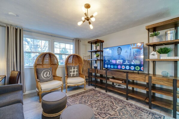 Smart-TV, Tischfußball, Bücher