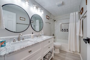 Badewanne, Haartrockner, Handtücher
